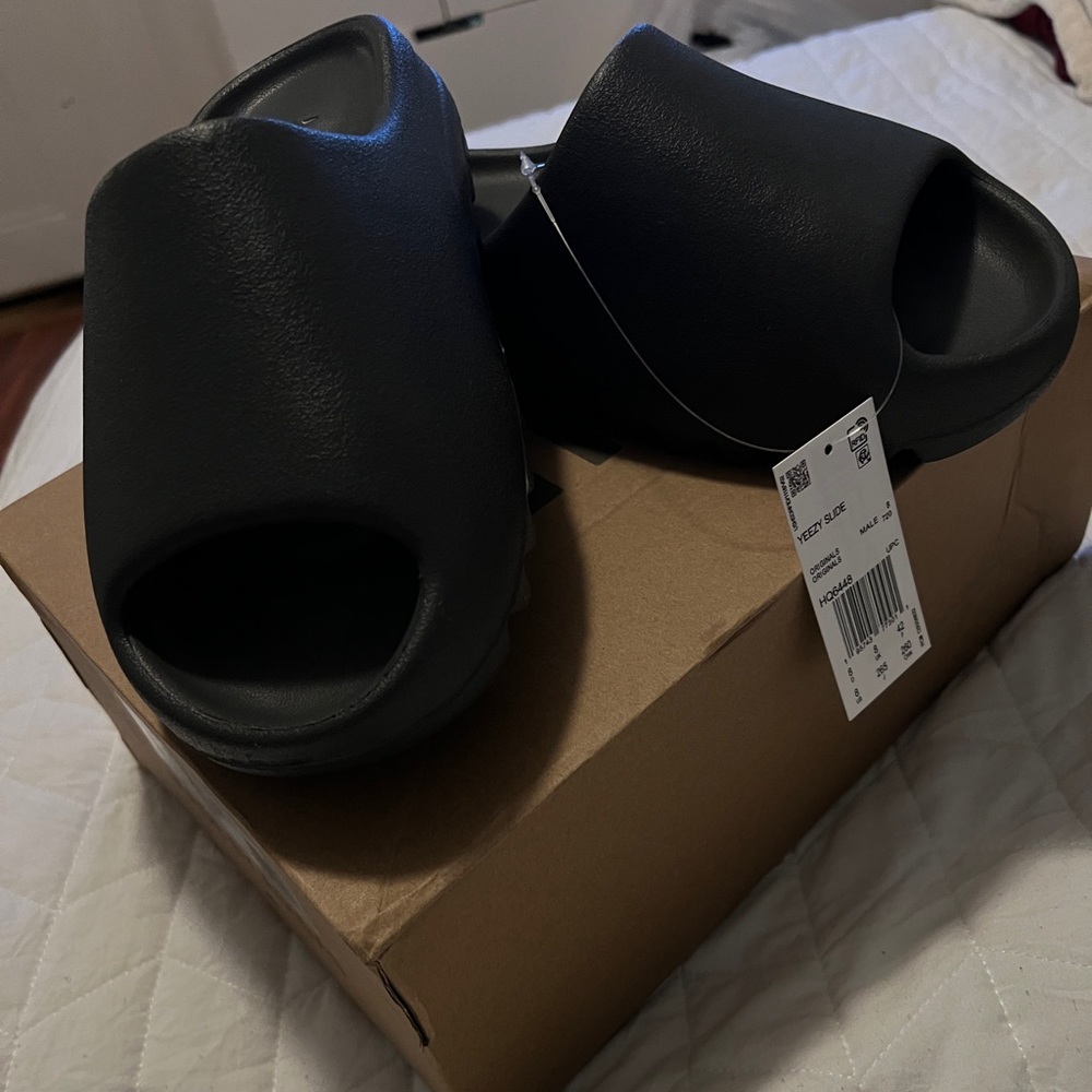 Yeezy Slides | Onyx | US MEN 8 | US WOMEN 9